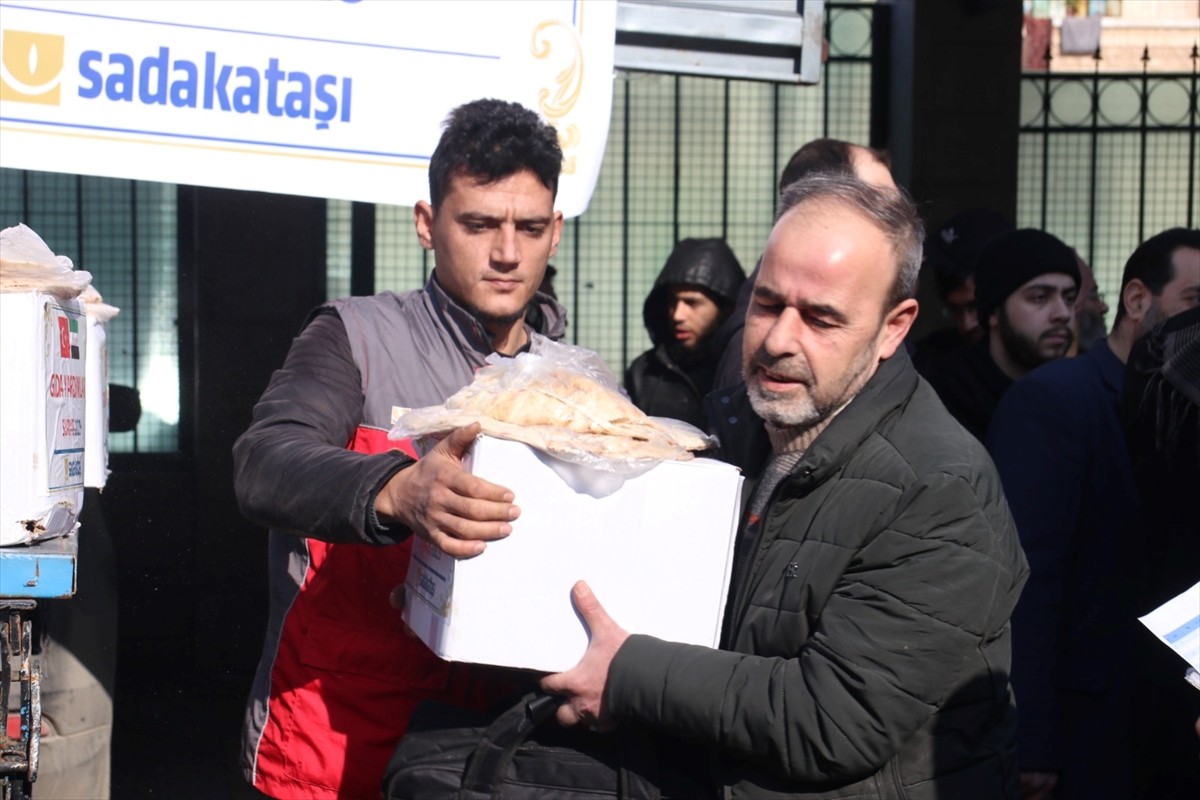 Sadakataşı Derneği, Suriye'nin İdlib kentinde yaşayan 600 aileye kumanya ve ekmek dağıttı....