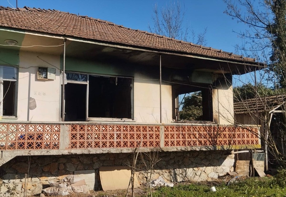 Sakarya'da evde çıkan yangında 90 yaşındaki kadın hayatını kaybetti, bir kişi dumandan...