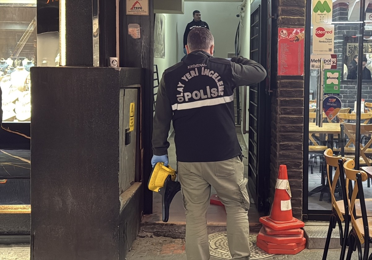 Sakarya'nın Adapazarı ilçesinde bıçaklı saldırıda ağır yaralanan kadın hastanede tedavi altına...