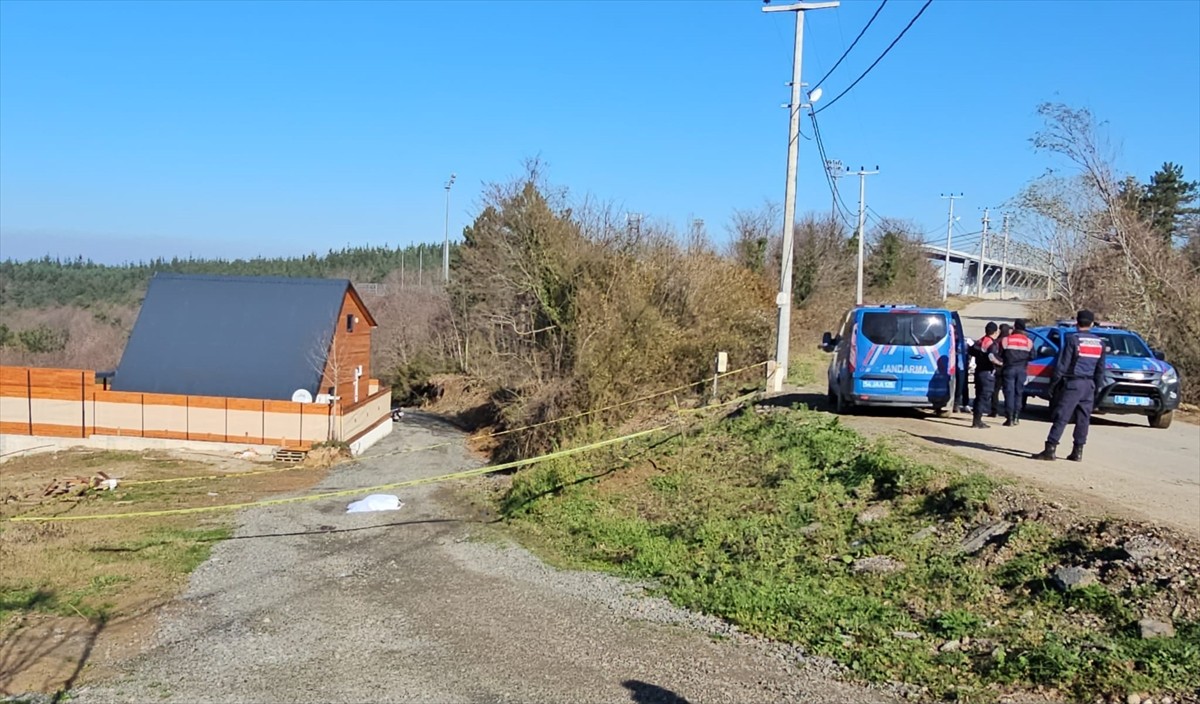 Sakarya'nın Sapanca ilçesinde bir kişi tartıştığı kardeşini tabancayla vurarak öldürdü. İhbar...