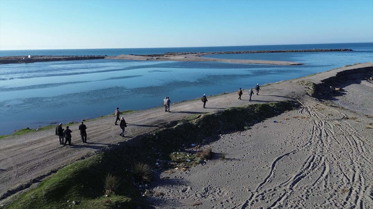 Samsun'da Bafra Ovası'nda su baskınlarını önlemek amacıyla denizde 90 metre uzunluğunda 22...