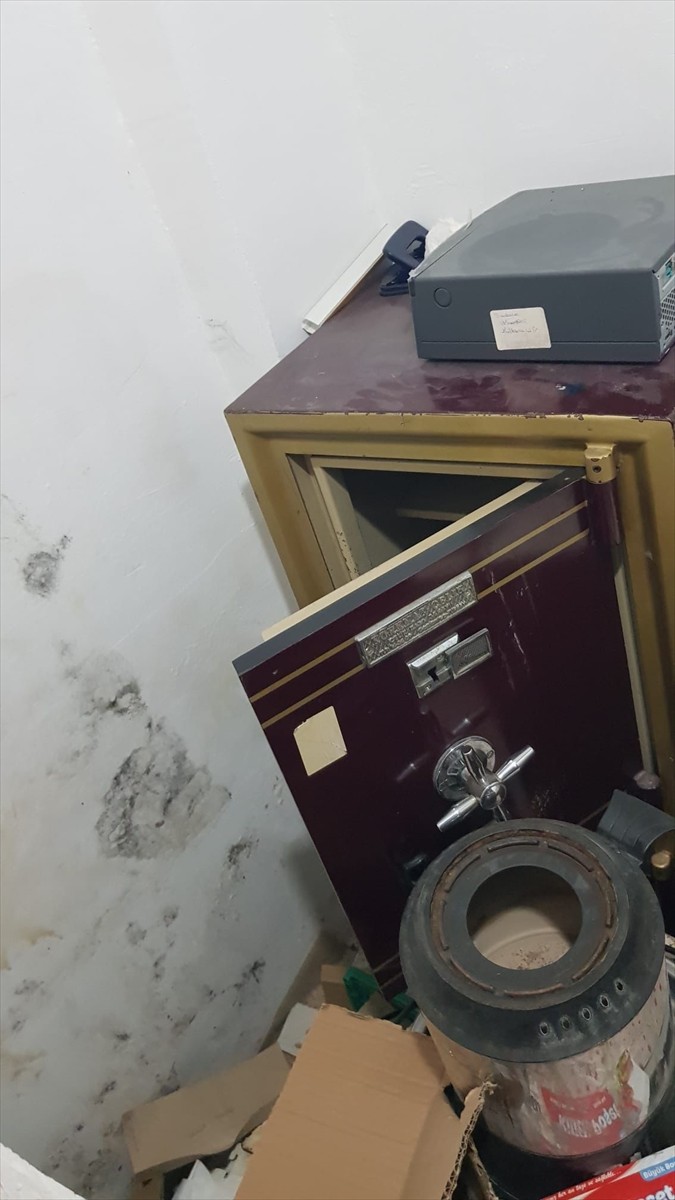  Samsun'da polis ekipleri, marketten hırsızlığı iş yeri sahibinin planladığını ortaya çıkardı....