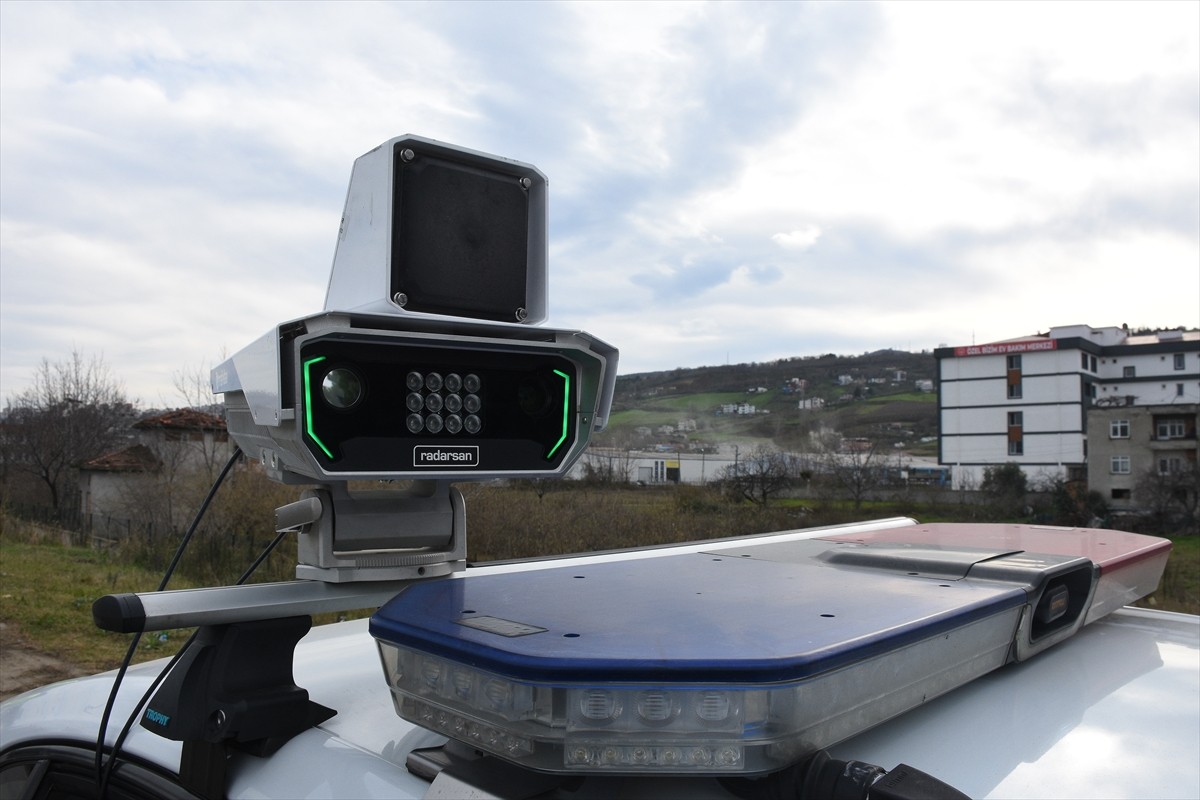 Samsun'da trafik polisleri, radar uygulamalarını yapay zeka destekli radar sistemiyle...