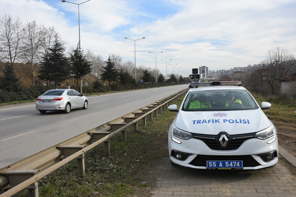 Samsun'da trafik polisleri, radar uygulamalarını yapay zeka destekli radar sistemiyle...