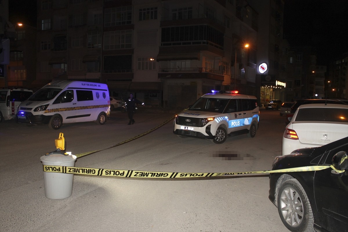 Samsun'un Bafra ilçesinde tartıştığı şüpheli tarafından bıçaklanan genç yaşamını yitirdi. Polis...