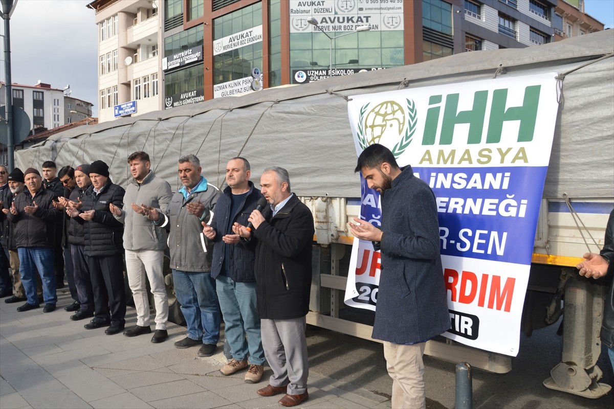Samsun'un Havza ilçesinde sivil toplum örgütlerinin iş birliğiyle toplanan 600 çuval un, Suriye'ye...