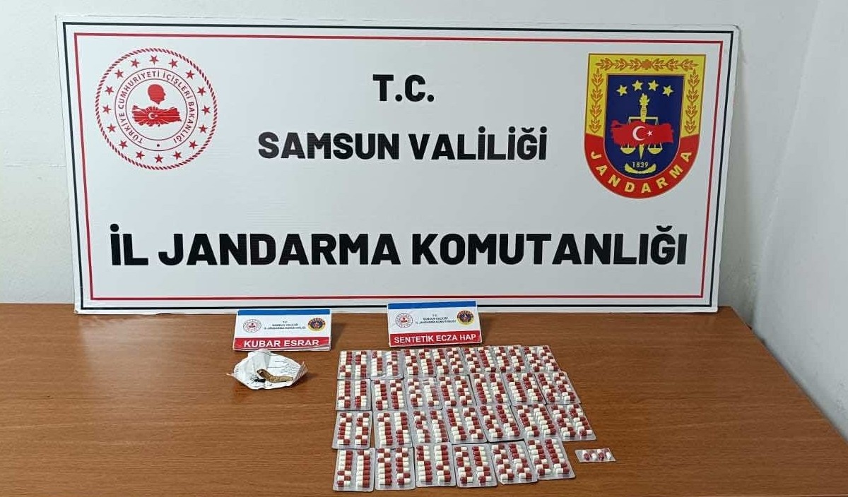 Samsun'un İlkadım ilçesinde düzenlenen uyuşturucu operasyonunda, bir miktar sentetik ecza ve esrar...