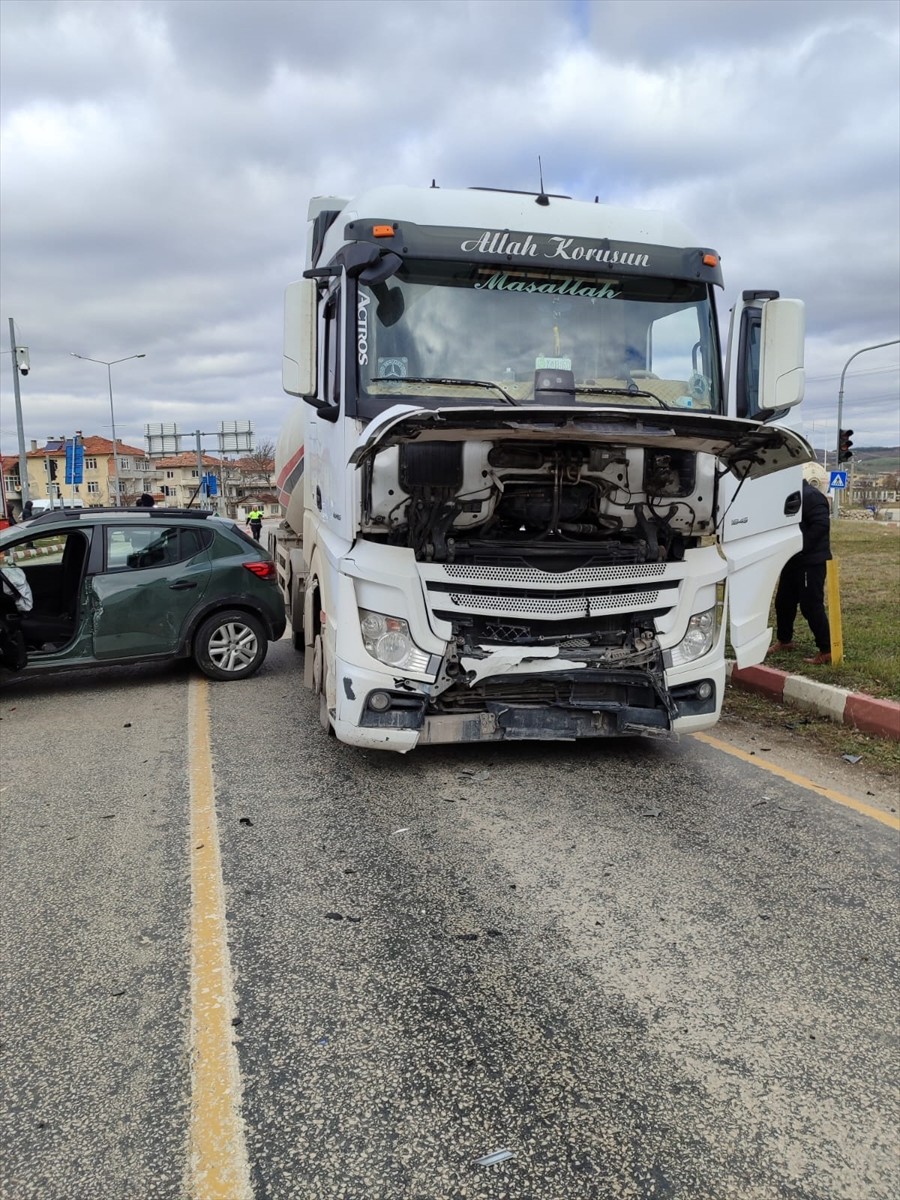 Samsun'un Ladik ilçesinde tır ile otomobilin çarpıştığı kazada 2 kişi yaralandı.