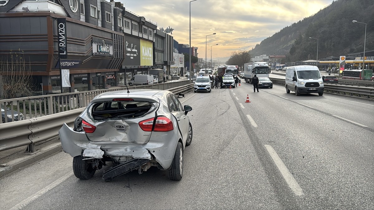 Samsun'un Tekkeköy ilçesinde üç aracın karıştığı zincirleme trafik kazasında 1'i ağır 3 kişi...