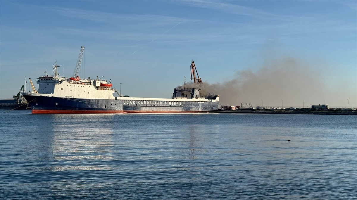 Samsun Limanı'nda bulunan kuru yük gemisinde çıkan yangının söndürülmesi için çalışma...