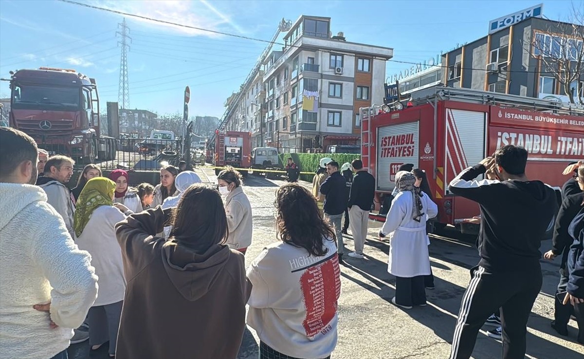 Sancaktepe'de, çatı katındaki bir dairede çıkan yangın itfaiye ekiplerinin müdahalesiyle...