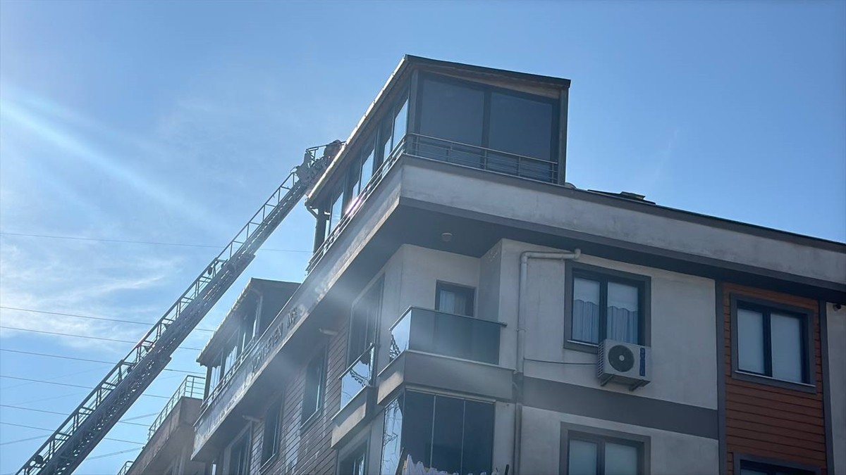 Sancaktepe'de, çatı katındaki bir dairede çıkan yangın itfaiye ekiplerinin müdahalesiyle...