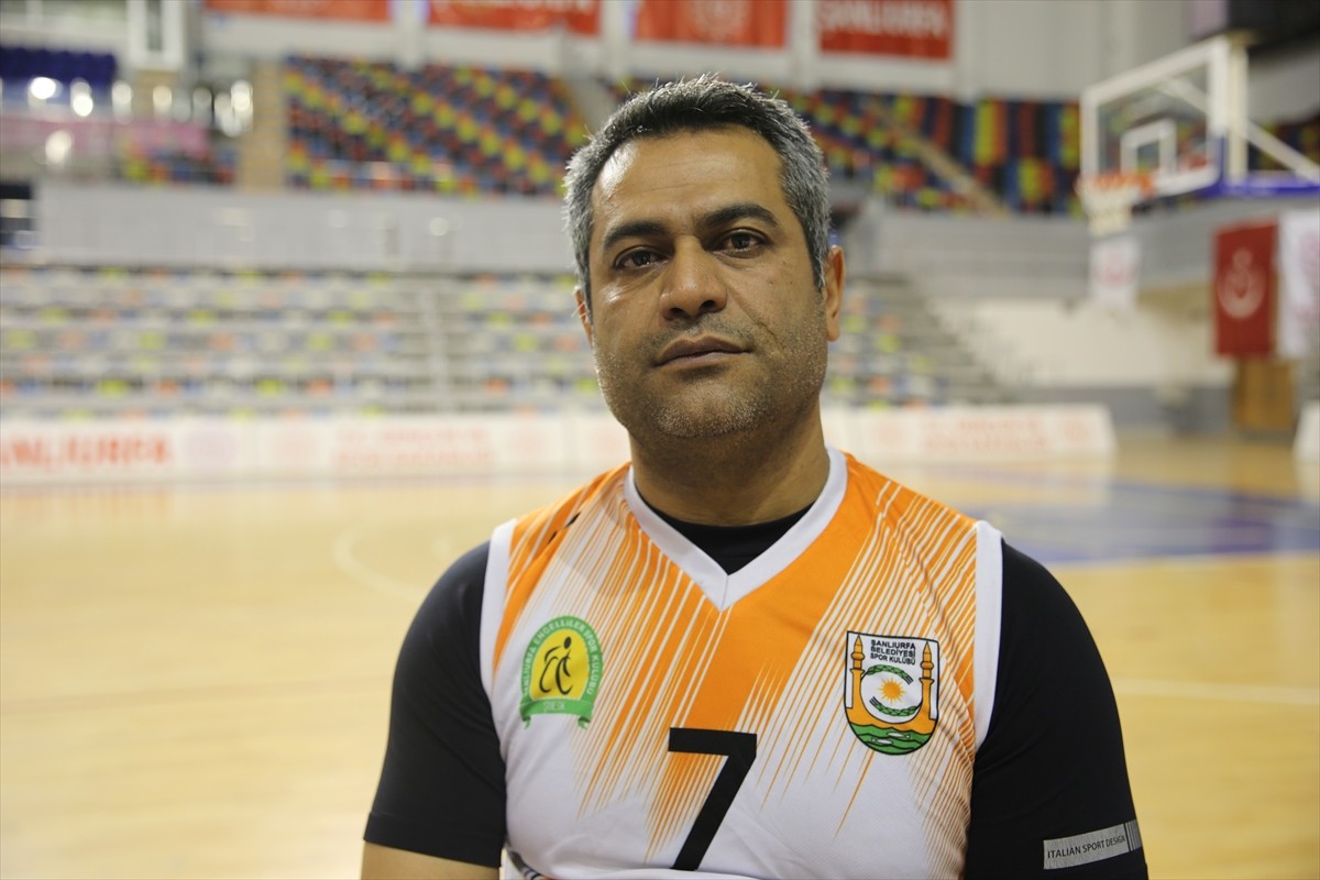 Şanlıurfa'da 2 yaşında geçirdiği çocuk felci nedeniyle engelli olan ve 17 yaşına kadar dışarı...