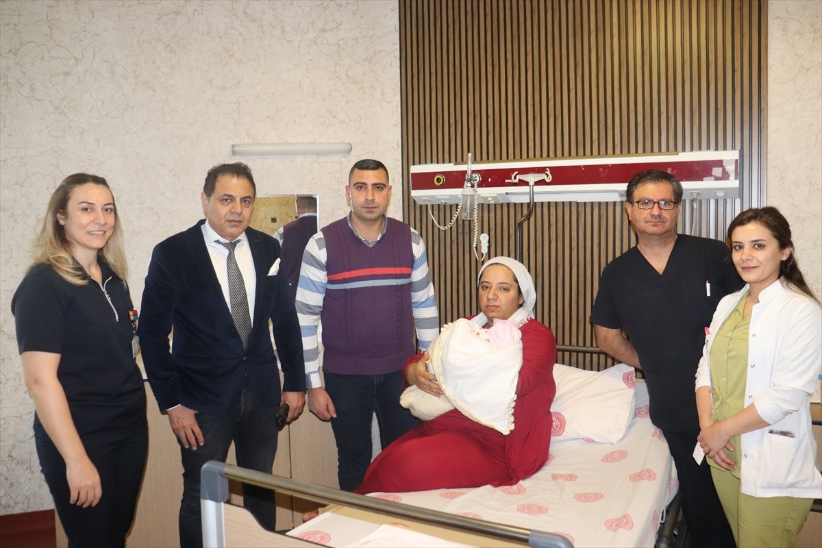 Şanlıurfa'da aşırı kiloları nedeniyle çocuk sahibi olamayan Sümeyra Gelmiş (sağda), Harran...