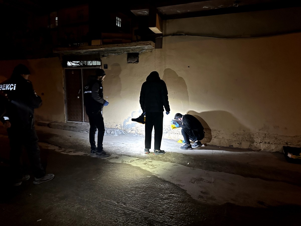 Şanlıurfa'nın Siverek ilçesinde iki grup arasında çıkan silahlı kavgada, 2 kişi yaralandı. Polis...