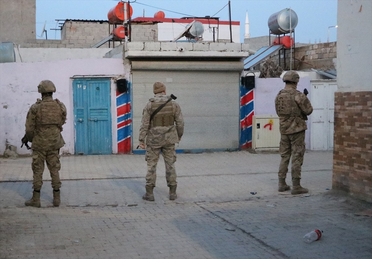 Şanlıurfa merkezli 4 ilde terör örgütü PKK-KCK/PYD-YPG'ye yönelik operasyonda 18 zanlı gözaltına...