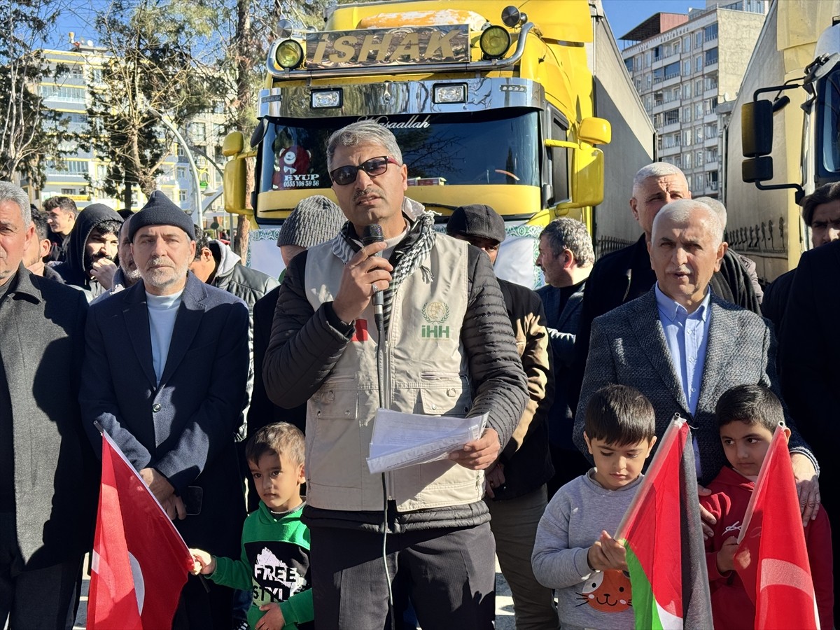 Siirt'te insani yardım malzemelerinden oluşan 3 tır, Suriye'ye uğurlandı. İHH Siirt İl Temsilcisi...