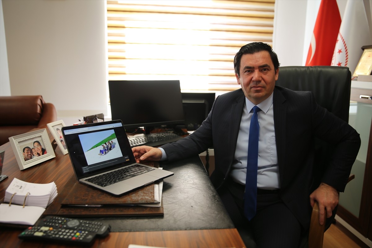 Siirt Cumhuriyet Başsavcısı Tuğan Sarıca, makamında, oğlu Aslan Sarıca ile Anadolu Ajansının (AA)...