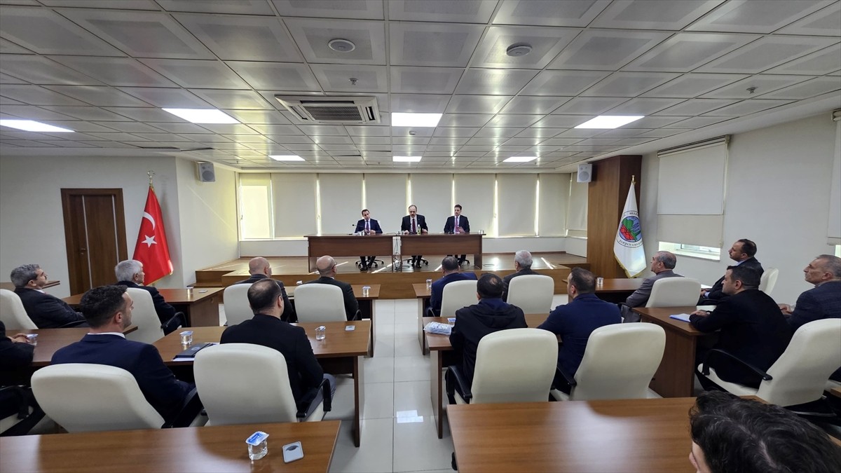 Siirt Valisi ve Belediye Başkan Vekili Kemal Kızılkaya (solda), belediye çalışanları ve birim...