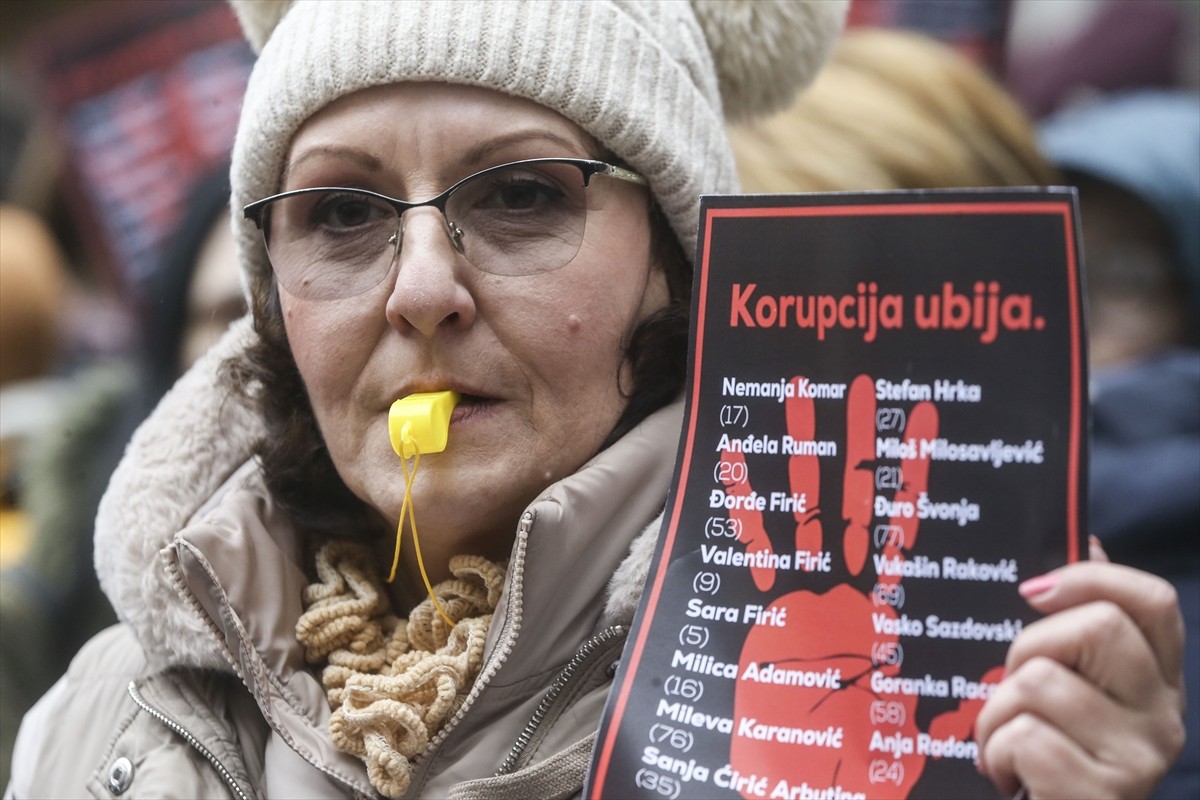 Sırbistan'ın başkenti Belgrad'da maaşları ve çalışma şartları nedeniyle iş bırakma eylemi yapan...