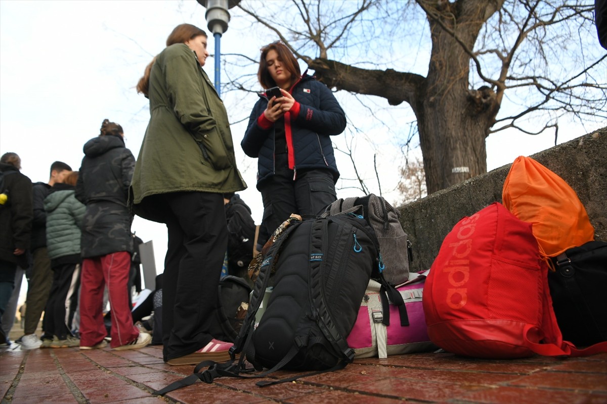 Sırbistan'ın başkenti Belgrad'da toplanan üniversite öğrencileri, 15 kişinin öldüğü tren...