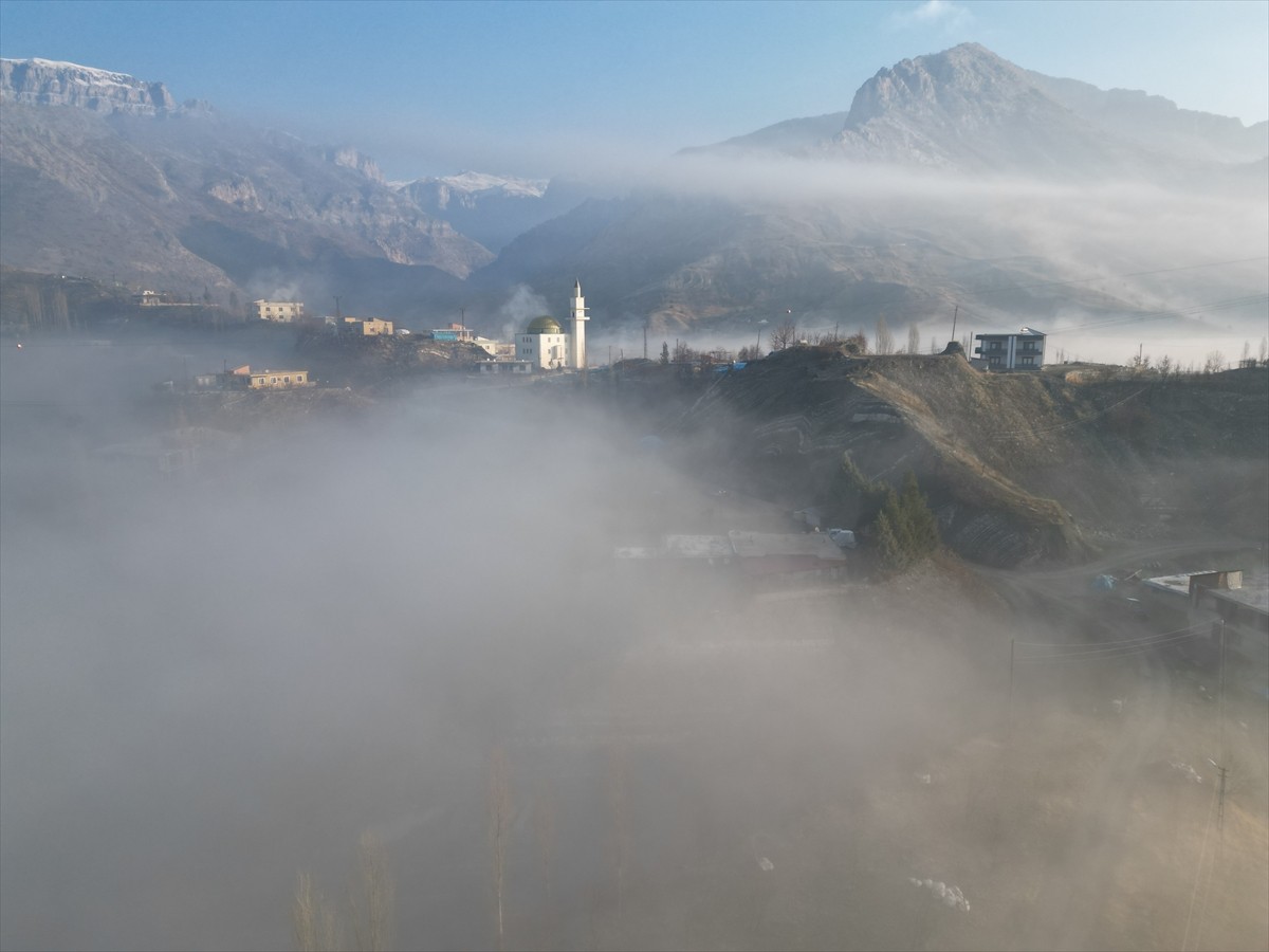 Şırnak'ın Uludere ilçesinde gökyüzünü kaplayan sis tabakası dronla kaydedildi. İlçede etkili olan...