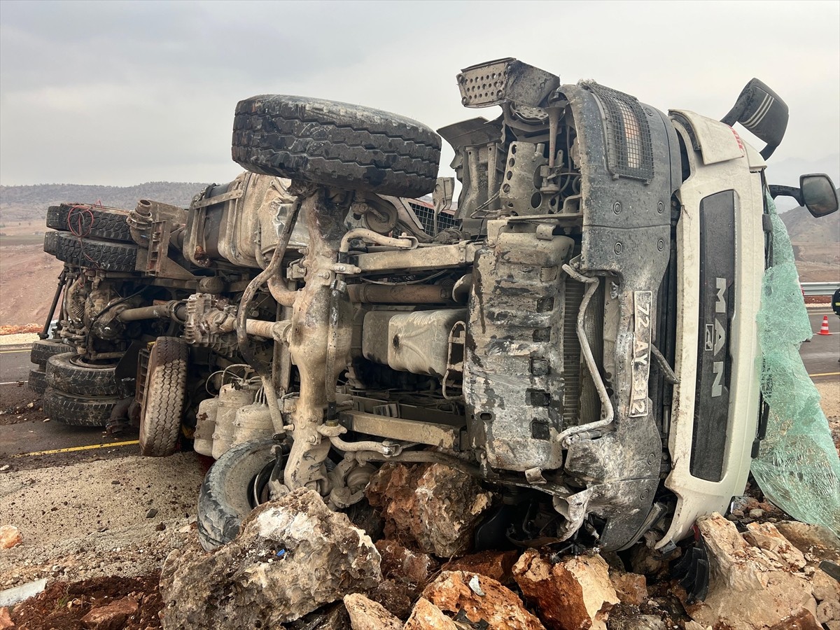 Şırnak'ta devrilen sondaj aracının sürücüsü öldü, 1 kişi yaralandı.