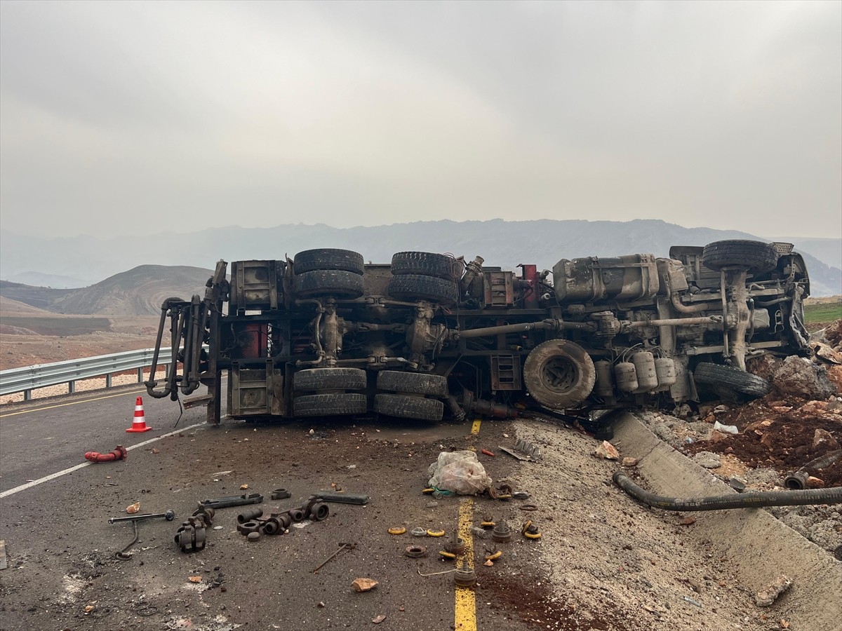 Şırnak'ta devrilen sondaj aracının sürücüsü öldü, 1 kişi yaralandı.