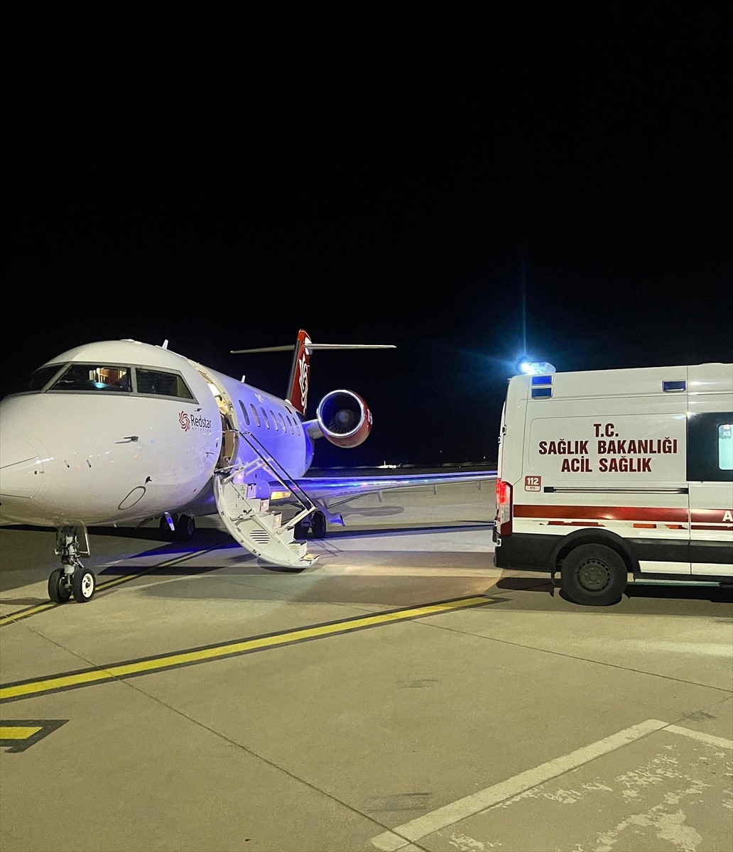 Şırnak'ta solunum tedavisi gören iki aylık ve dört günlük 2 bebek, ambulans uçakla İstanbul...