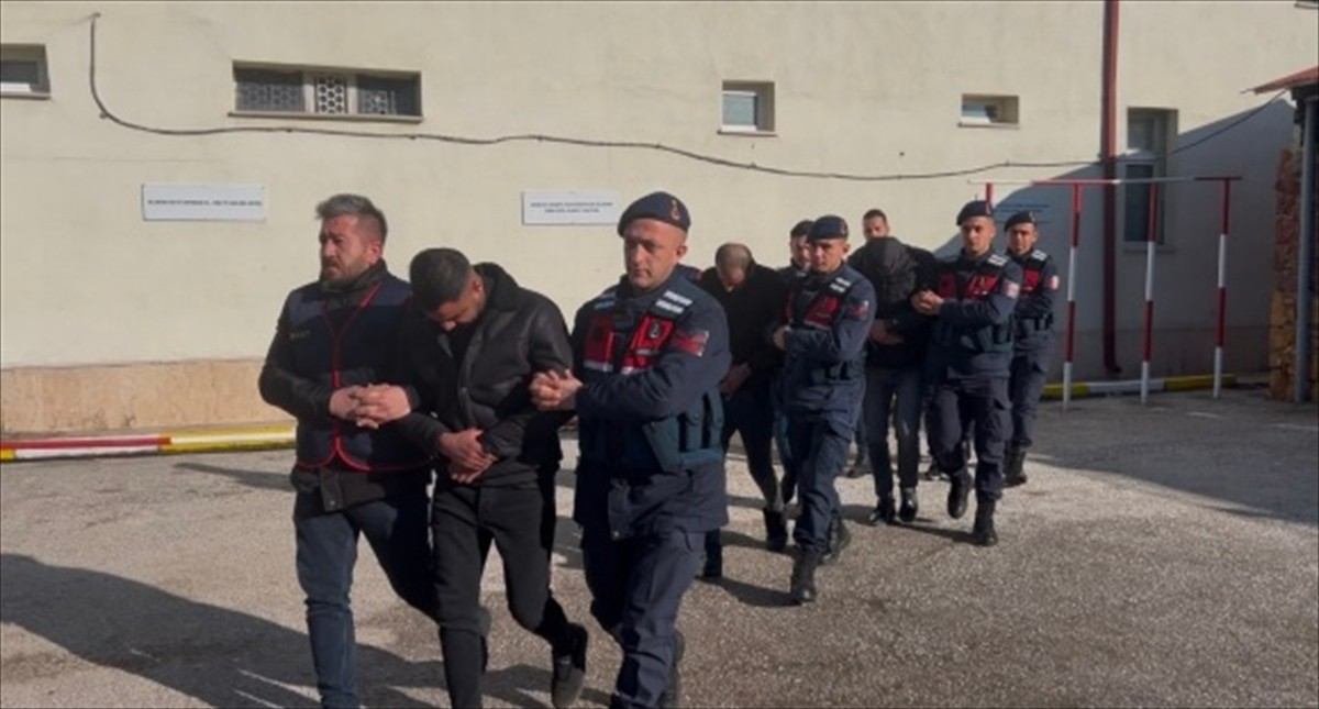 Sivas'ın Yıldızeli ilçesinde hayvan hırsızlığı yaptıkları iddiasıyla gözaltına alınan 5 zanlıdan...