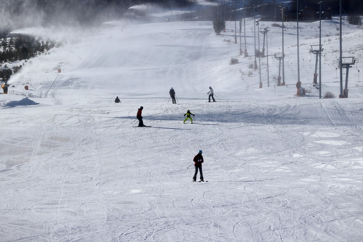 Sivas'ta Yıldız Dağı Kış Sporları Turizm Merkezi yeni yılın ilk gününde ziyaretçilerini ağırladı....