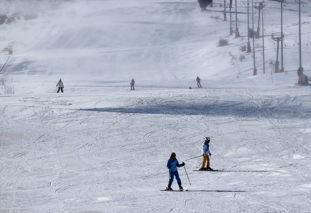 Sivas'ta Yıldız Dağı Kış Sporları Turizm Merkezi yeni yılın ilk gününde ziyaretçilerini ağırladı....