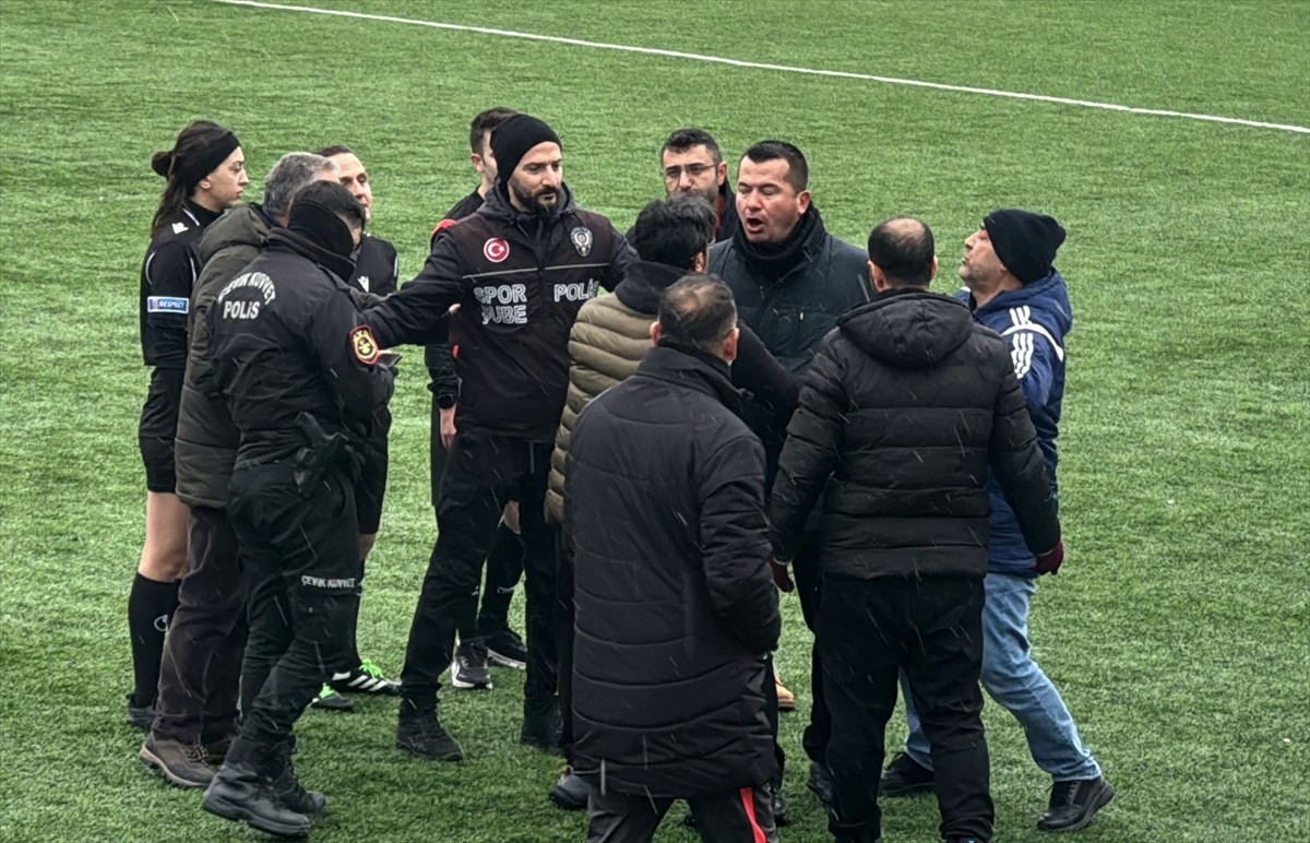 Sivas 16 Yaş Altı Ligi A Grubu'nda Belediyespor ile Ahmet Turan Gazispor, Spor Kompleksi'nde...