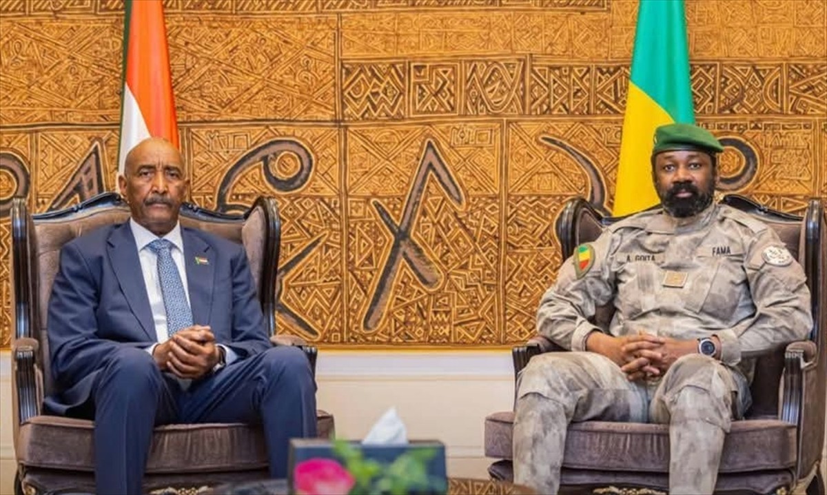 Sudan Egemenlik Konseyi Başkanı Abdulfettah el-Burhan (solda), Mali Devlet Başkanı Assimi Goita...