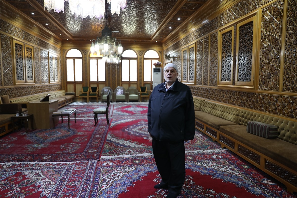 Suriye'nin başkenti Şam'daki Mezze Mahallesi'nin sakinleri, bir zaman komşu oldukları yeni...