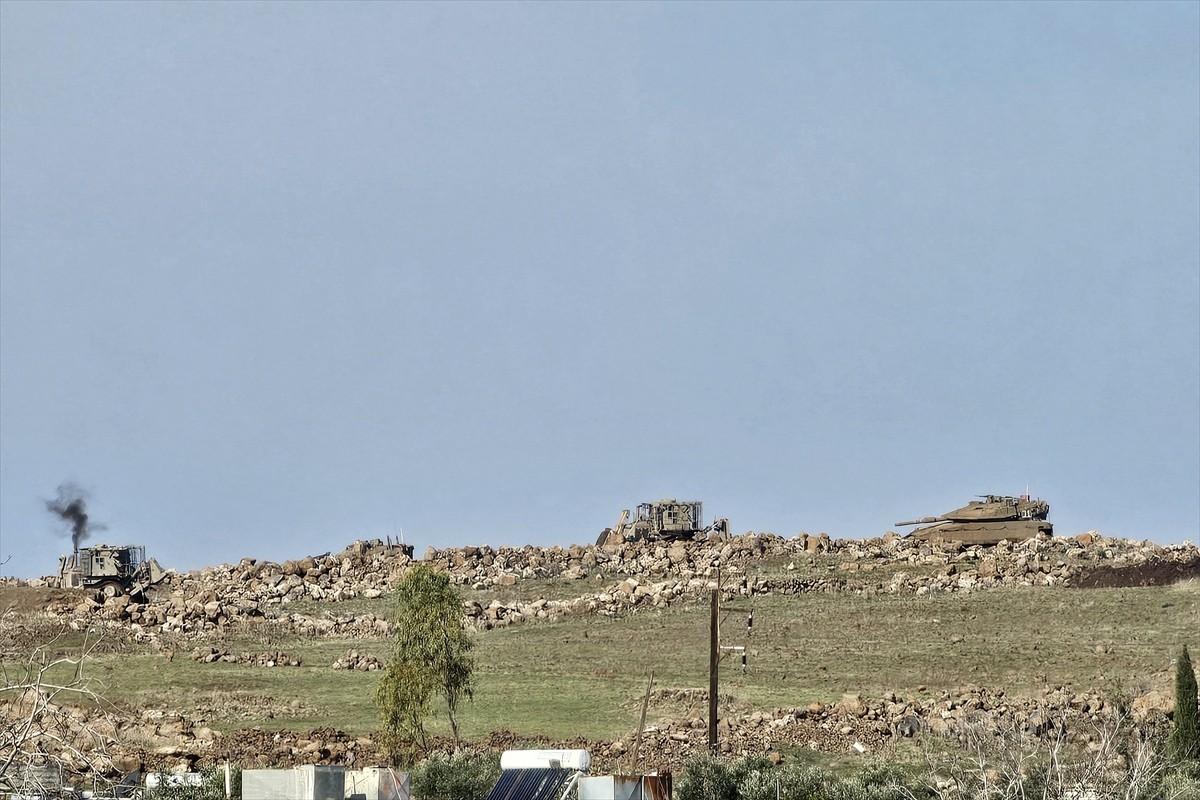 Suriye topraklarında işgale devam eden İsrail ordusu, başkent Şam'daki Mezze Askeri Havalimanı'na...