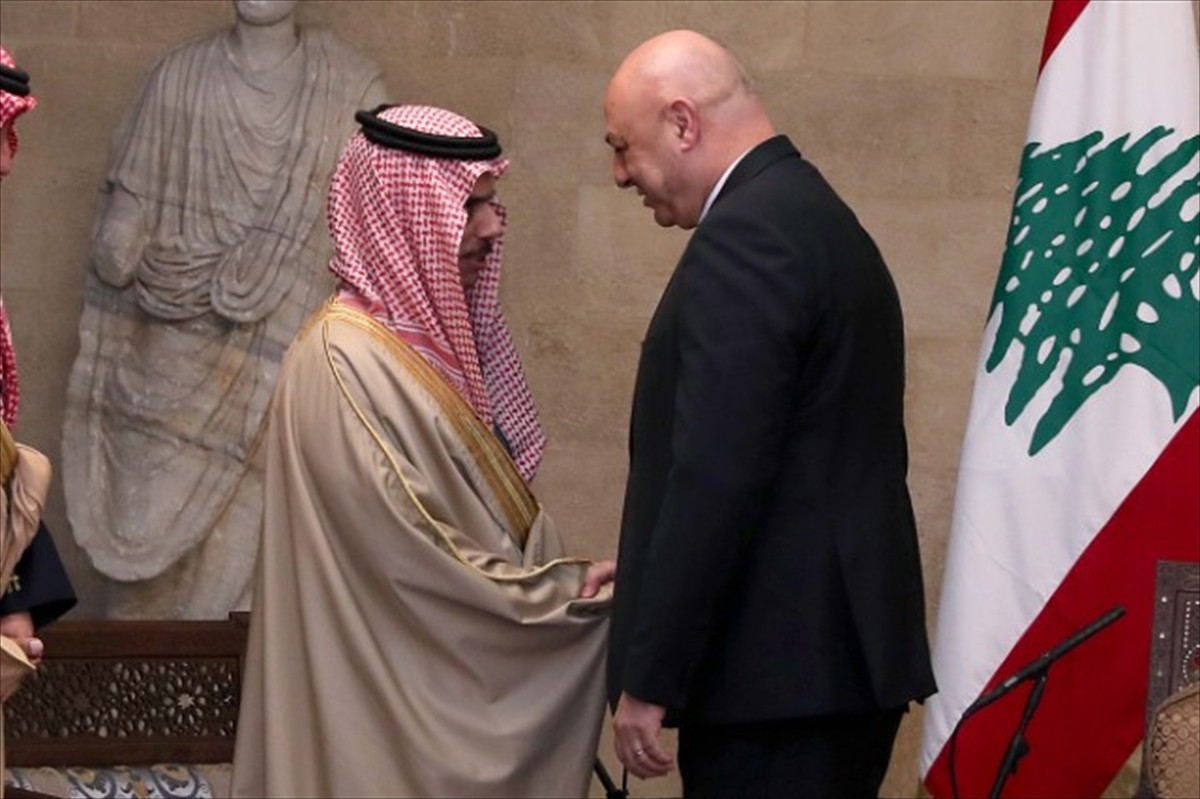Suudi Arabistan Dışişleri Bakanı Faysal bin Ferhan (solda), Lübnan'a gerçekleştirdiği resmi...