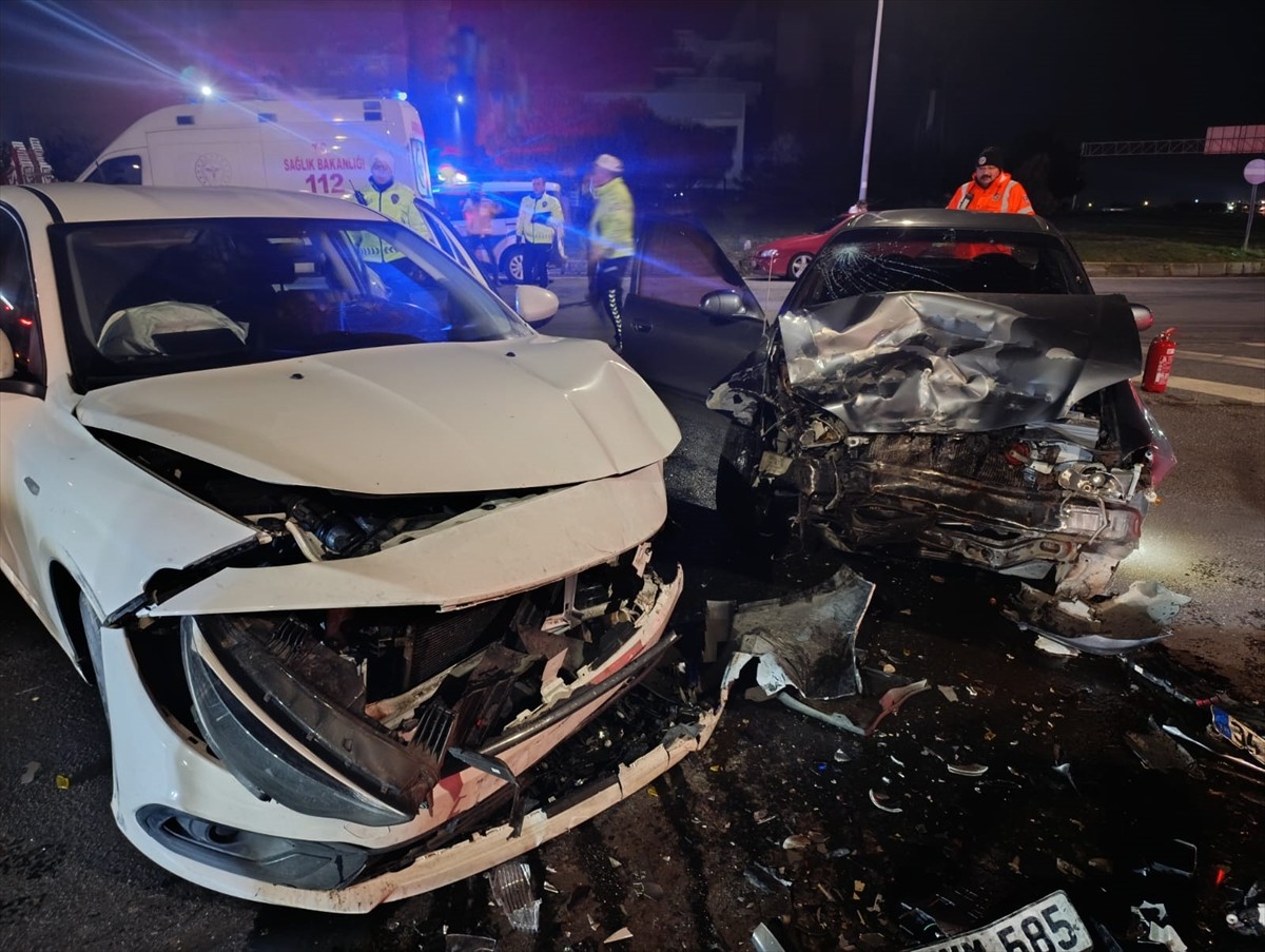 Tekirdağ'ın Çerkezköy ilçesinde iki otomobilin çarpışması sonucu 3 kişi yaralandı. Kaza yerine...