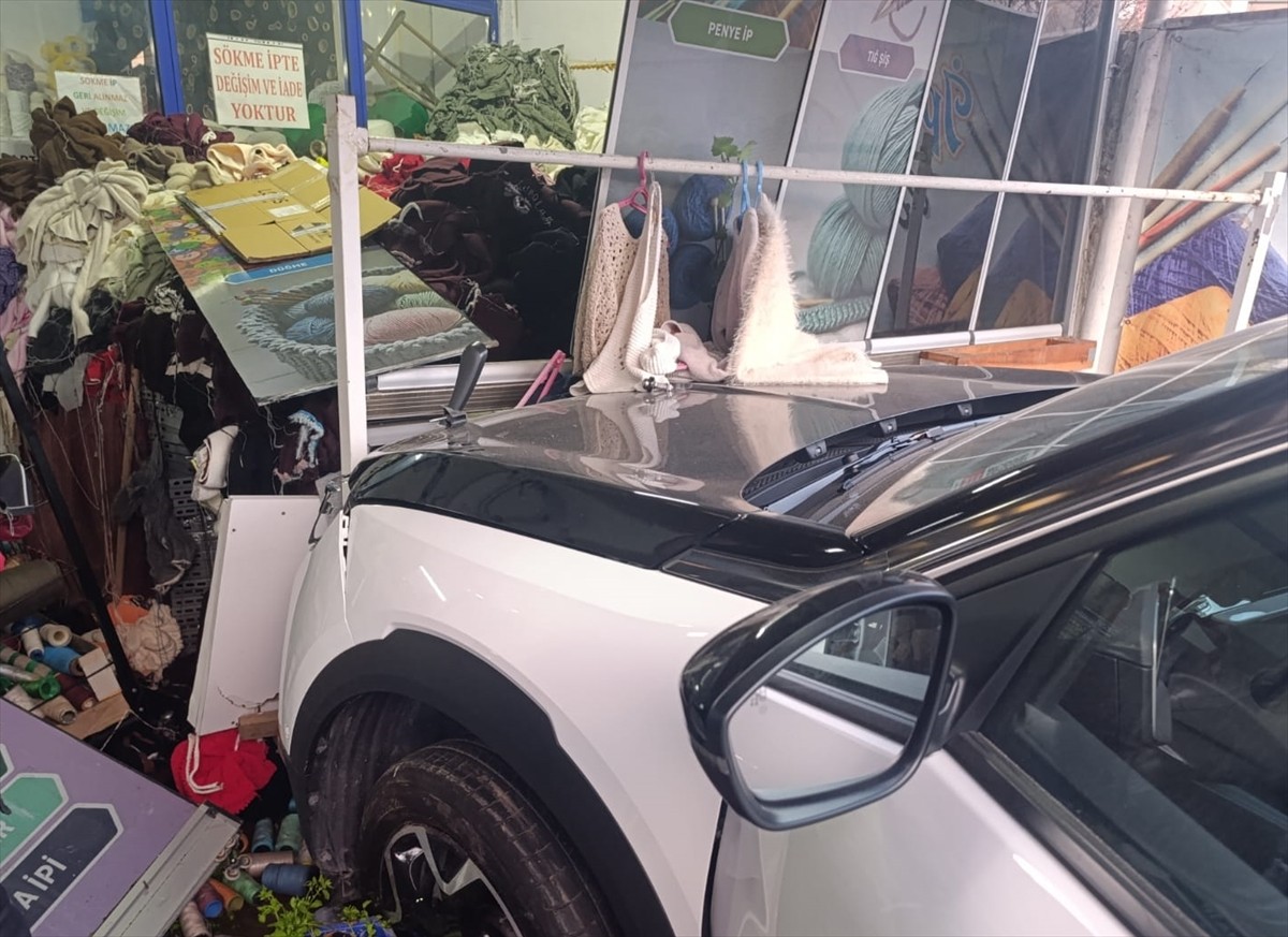 Tekirdağ'ın Çerkezköy ilçesinde, kontrolden çıkan otomobilin park halindeki iki araca çarptıktan...