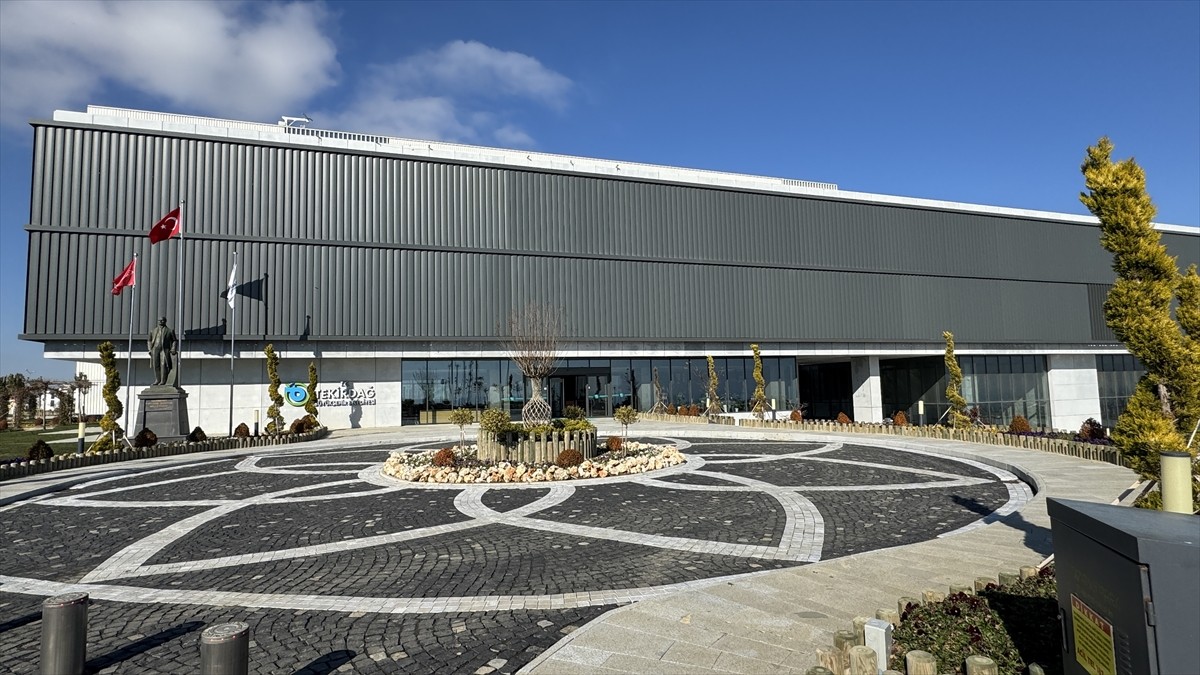 Tekirdağ Büyükşehir Belediyesinden çıkarılan bir grup işçi, belediye önünde "alkışlı" eylem...