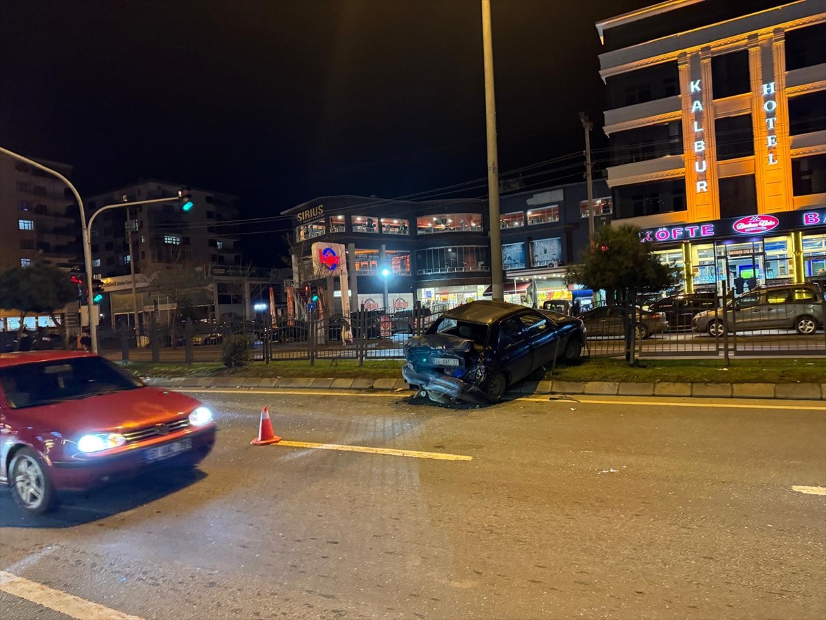 Trabzon'un Akçaabat ilçesinde tırın otomobile çarpması sonucu 1 kişi yaralandı.