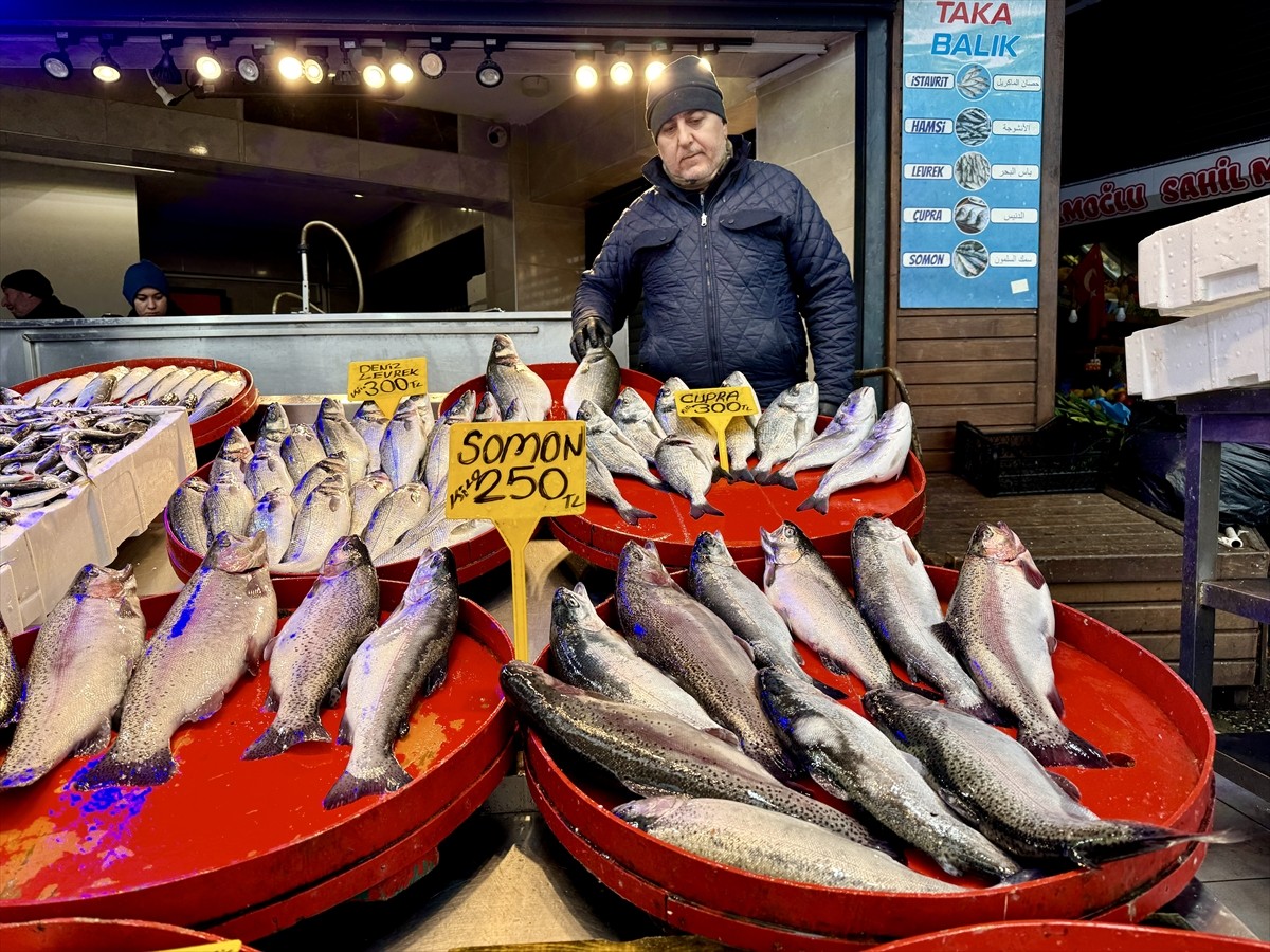 Trabzon'un Ortahisar ilçesi Moloz mevkisindeki tezgahlarda son günlerde, istavrit ve mezgit başta...
