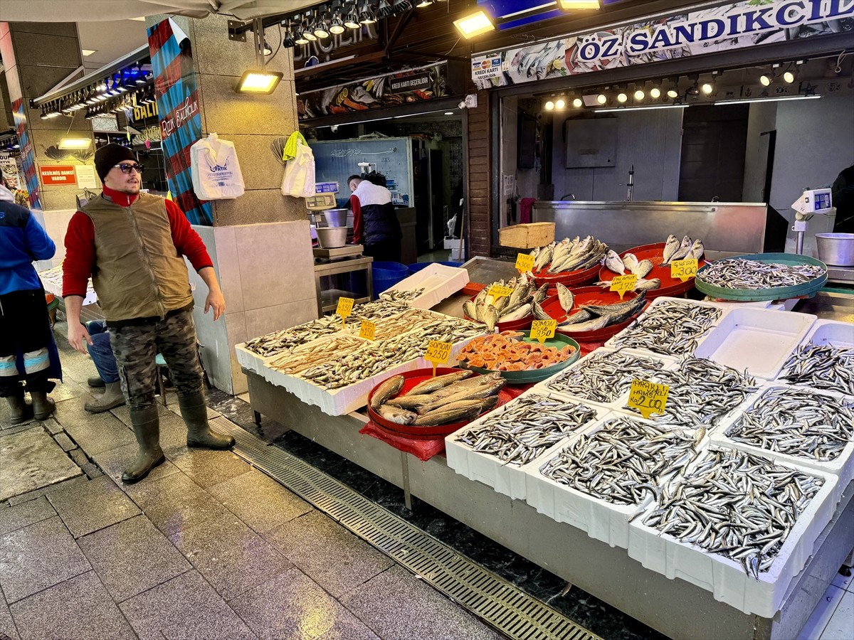 Trabzon'un Ortahisar ilçesi Moloz mevkisindeki tezgahlarda son günlerde, istavrit ve mezgit başta...