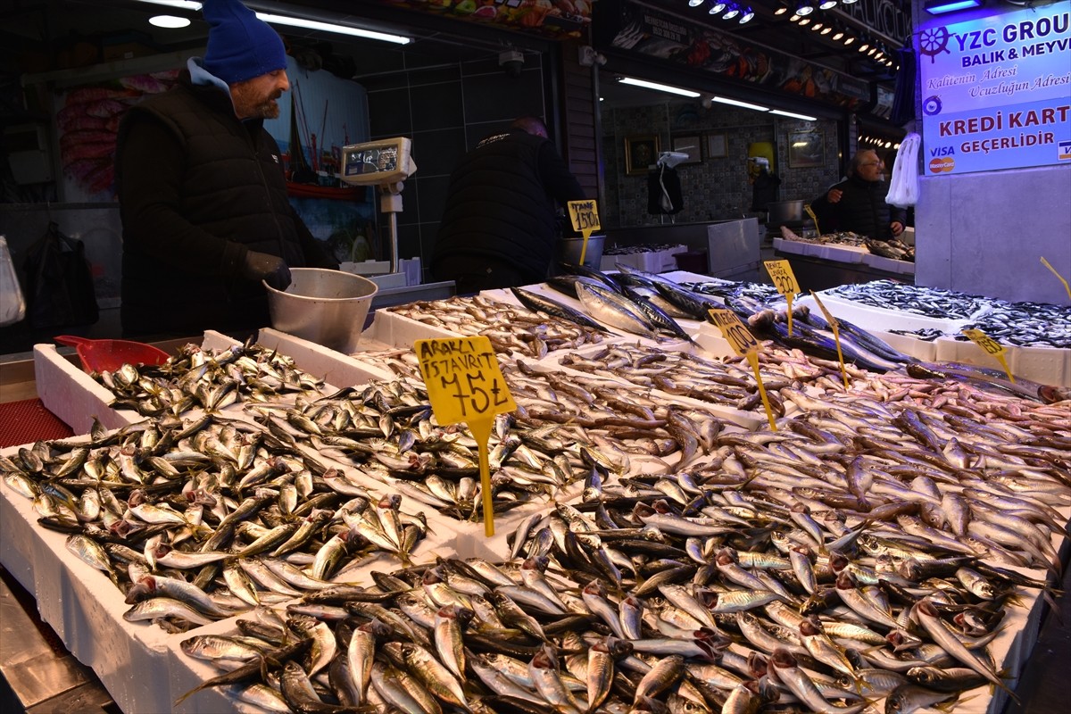 Trabzon'un Ortahisar ilçesinin Moloz mevkisindeki tezgahlarda, başta hamsi olmak üzere mezgit...