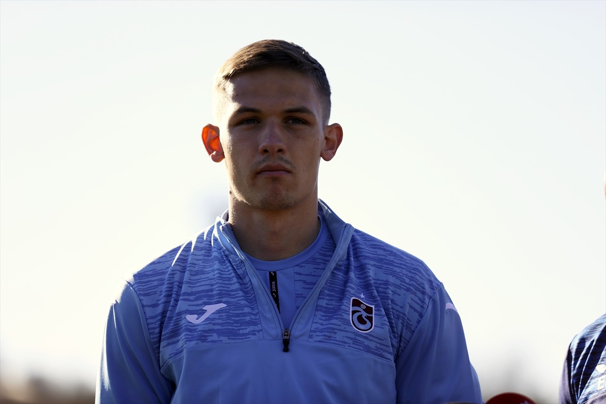 Trabzonspor'un ara transferde kadrosuna kattığı Ukraynalı oyuncu Danylo Sikan, basın mensuplarının...