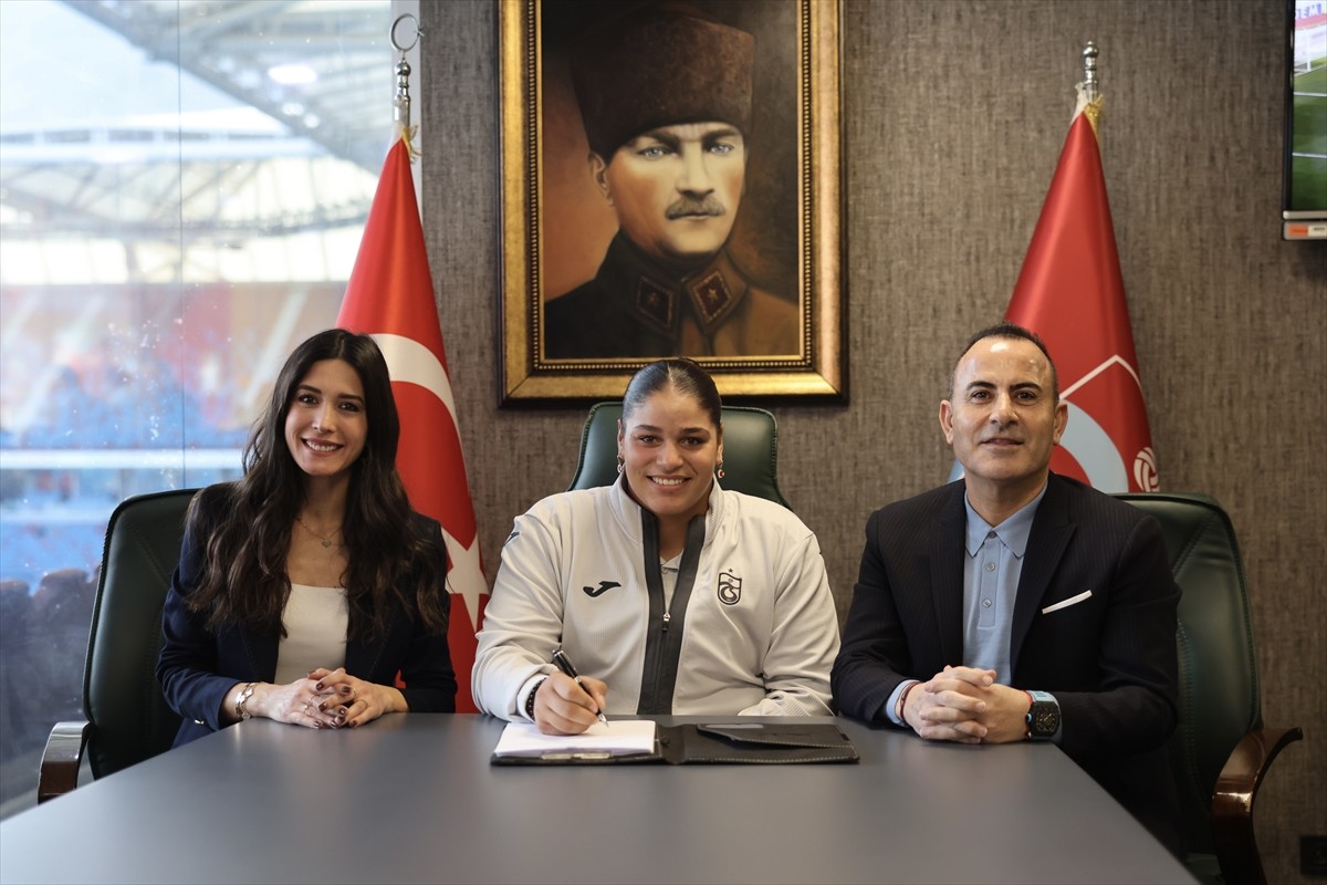  Trabzonspor Kulübü, dünya ve Avrupa şampiyonu milli boksör Havvanur Kethüda (ortada) ile anlaşma...