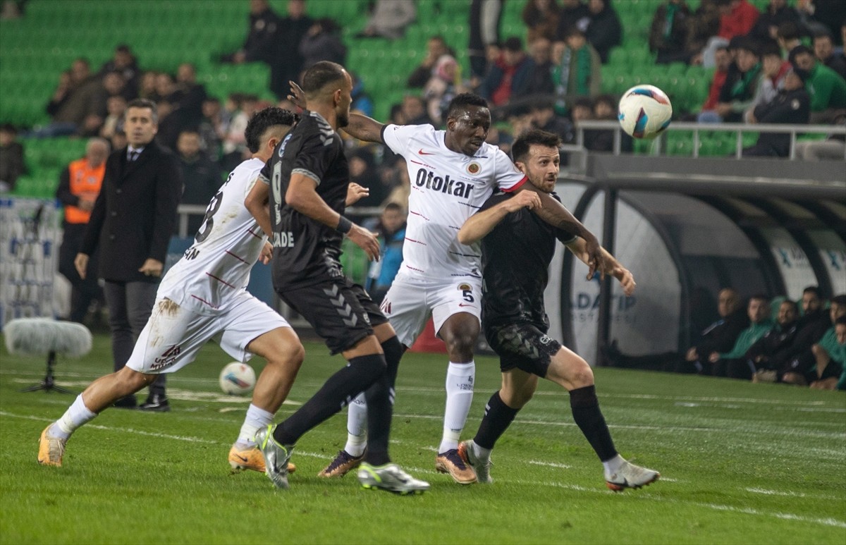 Trendyol 1. Lig'in 18. haftasındaki Sakaryaspor, Yeni Sakarya Atatürk Stadyumu'nda Gençlerbirliği...