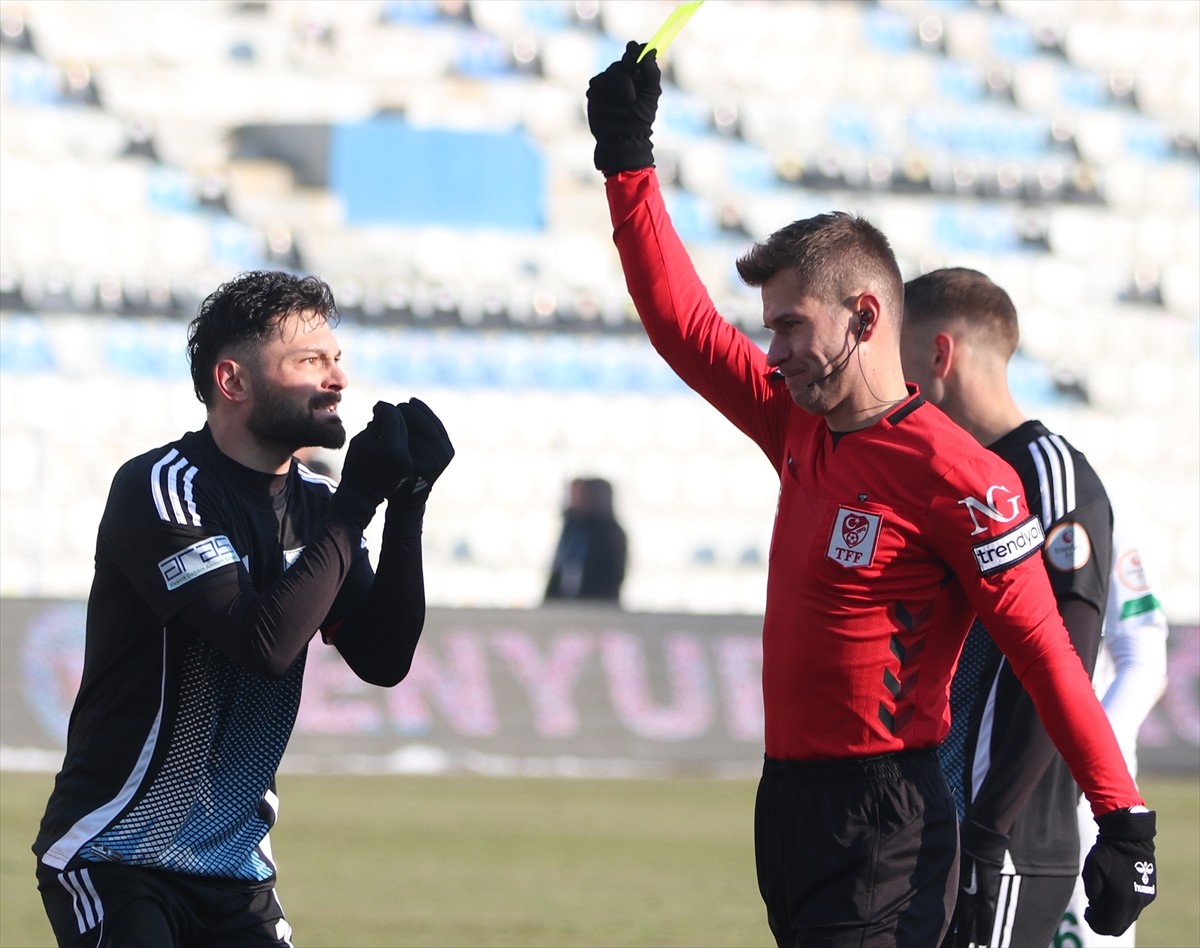 Trendyol 1. Lig'in 19. haftasında Erzurumspor FK ile Şanlıurfaspor, Kazım Karabekir Stadyumu'nda...