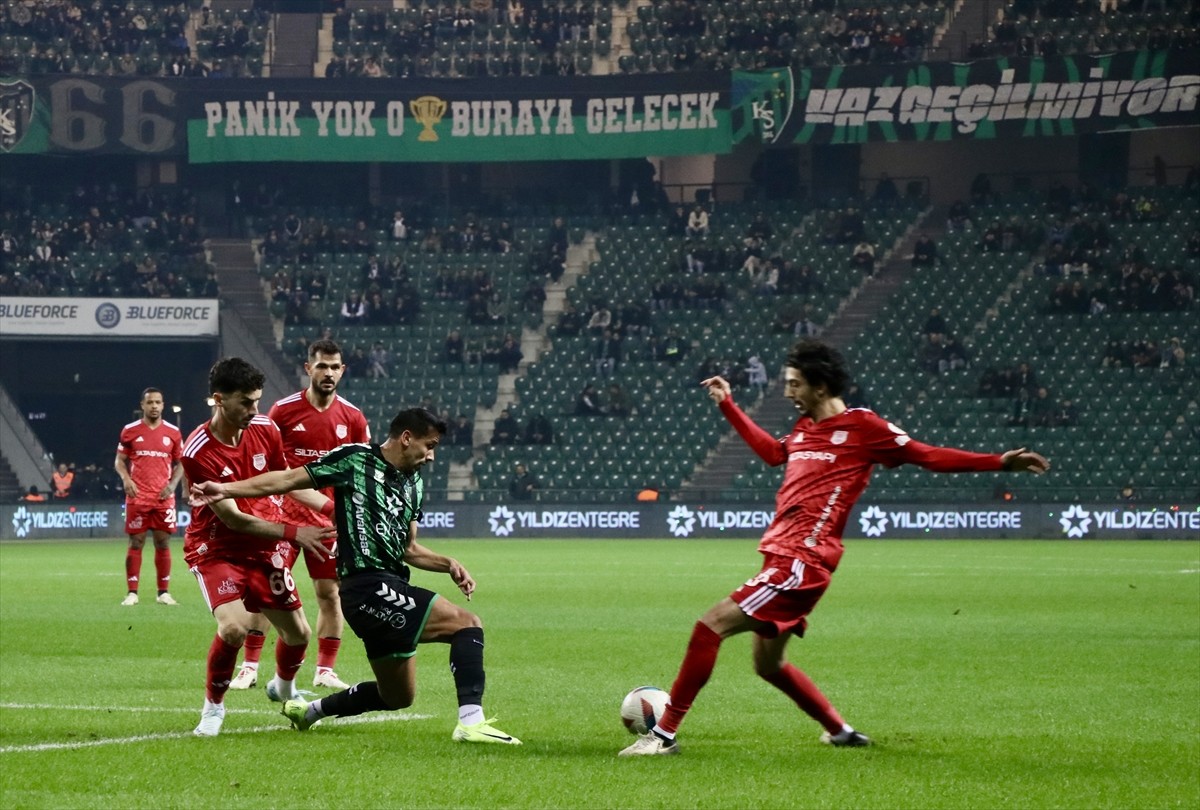 Trendyol 1. Lig'in 21. haftası açılış maçında Kocaelispor ile Siltaş Yapı Pendikspor, Yıldız...