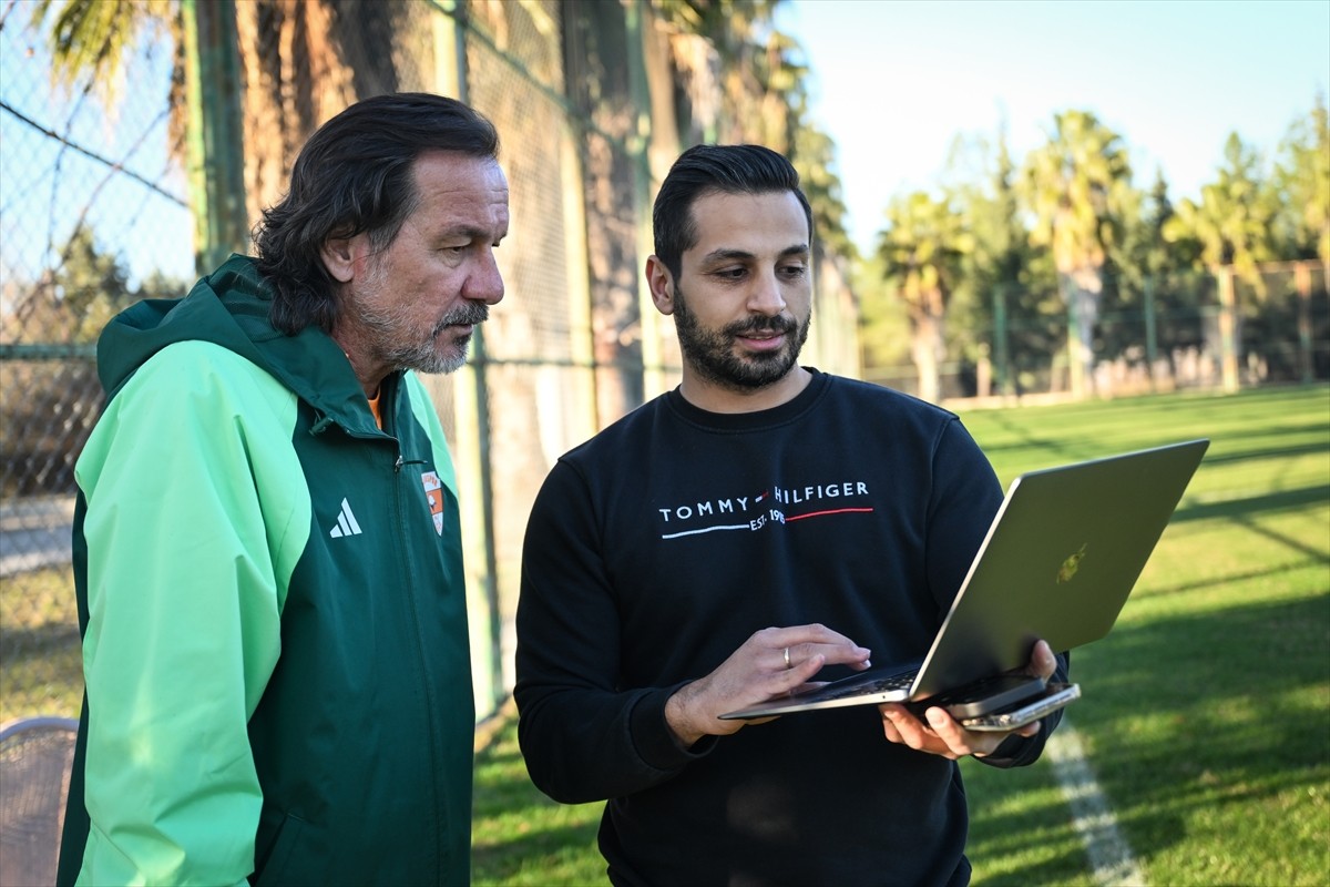 Trendyol 1. Lig ekiplerinden Adanaspor'un teknik direktörü Yusuf Şimşek (solda), Anadolu Ajansının...